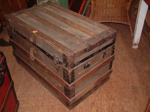 Trunk vintage with tray - vintage,
